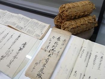 展示室1に展示されている年貢米庭帳など農民の生活を伝える古文書類の写真