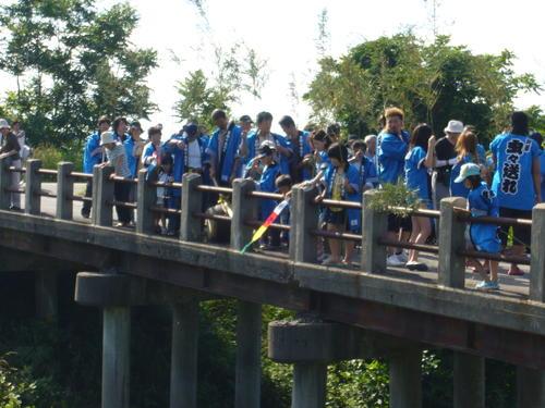 善願の虫送りの行事の中で川に五色旗を流している際の写真