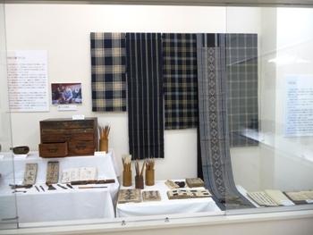 特別展示室に展示されている村松縞や筆などの資料の写真