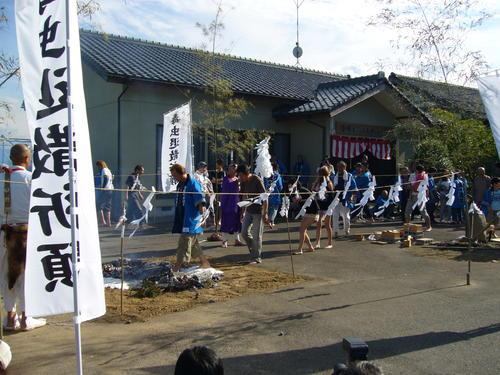 善願の虫送りの行事になかで火渡りをしている際の写真