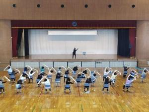 ごせん女性学級の様子(ストレッチ体操)