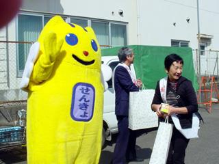 選挙時の街頭啓発活動の際に選挙のめいすい(明推)くんが写っている様子の写真