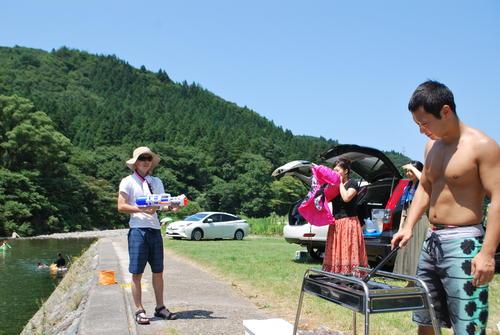 仙見川ふるさとづくり河川公園で若者などがバーベキューや川遊びをしている様子の写真
