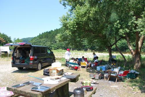 東光院河川ふれあい公園で家族がバーベキューをしている様子の写真