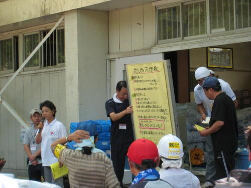 一般のボランティア参加者用に、活動の注意点に関する看板を設置している写真