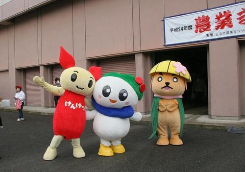 五泉市農業まつりで献血をPRした「ゆるキャラ」献血キャラクターけんけつちゃん、五泉市マスコットキャラクターいずみちゃん、桜タマ吉の写真