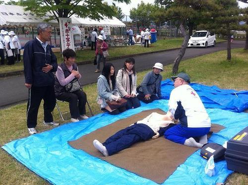 心肺蘇生法の講習をしている写真