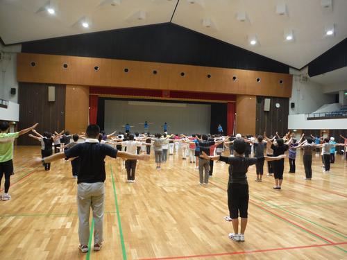 講習会として体育館で大勢の人が+10きなせやエクササイズをしている様子の写真2