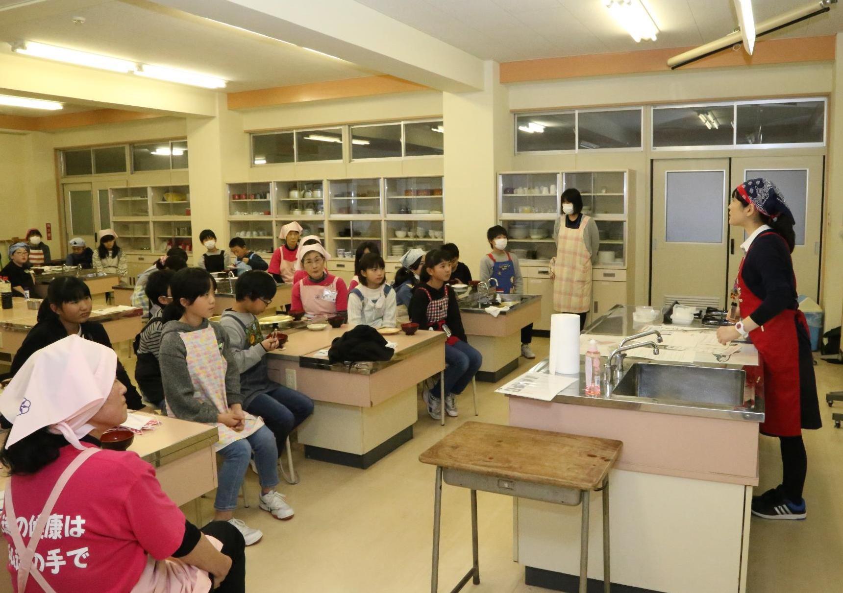 郷土料理講習会の様子の写真