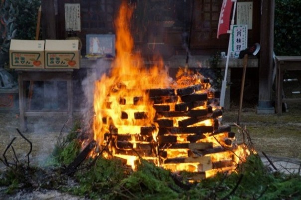 木の枝などをお炊き上げする