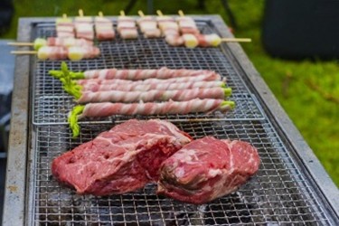 バーベキューコンロで肉を焼く