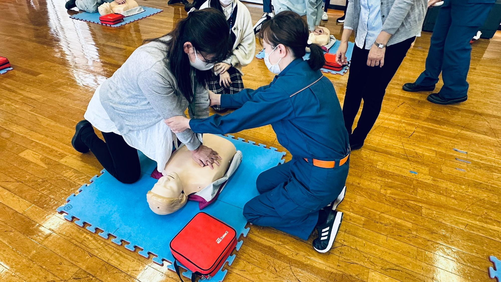 普通救命講習で受講者が練習している様子