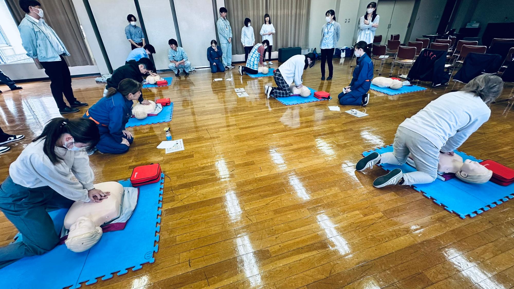 普通救命講習で講師が心肺蘇生法の見本を見せている