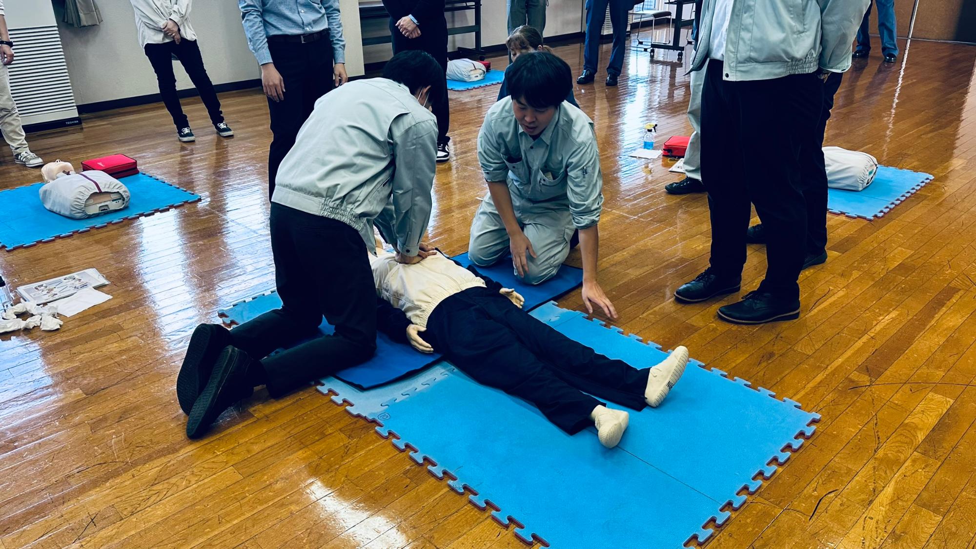 普通救命講習で消防隊員が受講者に指導している様子
