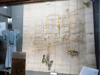 展示室1に展示されている五泉市指定文化財「村松城下図」の写真