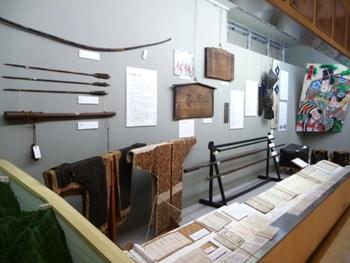 展示室1に展示されている検知帳や人別改帳、武具や免許状の写真