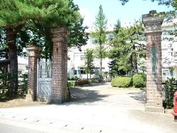 新潟県立村松高等学校（旧新潟県立工業学校）正門の写真