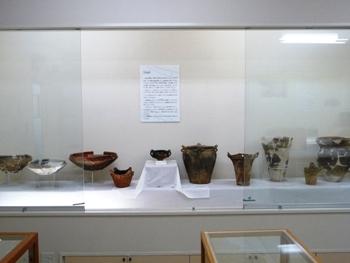 特別展示室に展示されている五泉市指定史跡「大蔵遺跡」からの出土品の写真