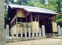 村松地区の矢津に造営されている八幡宮（本殿）の写真