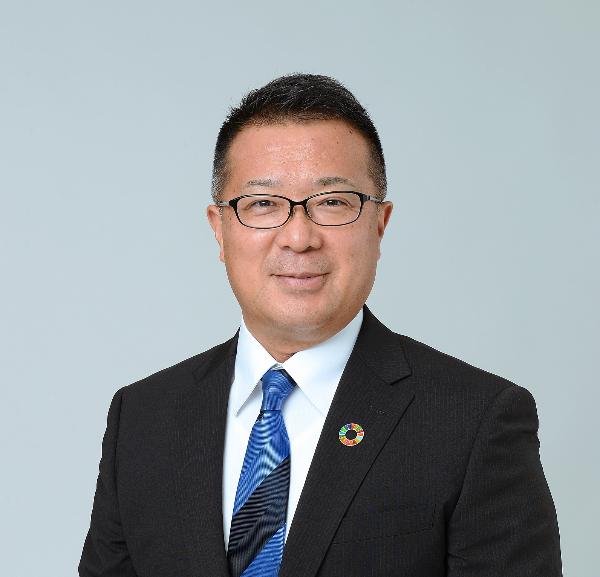 スーツ姿の新潟県五泉市長の真正面の写真