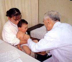 医者が乳幼児の健康診査を行っている写真