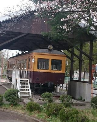 粟島公園にある蒲原鉄道の車両「モハ41号」が展示されている様子の写真