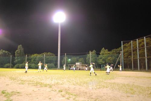 西公園の野球場で夜に野球の練習をしている様子の写真