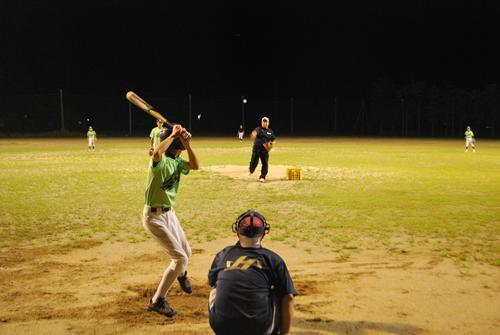 西公園の野球場で夜に野球の試合をしている様子の写真