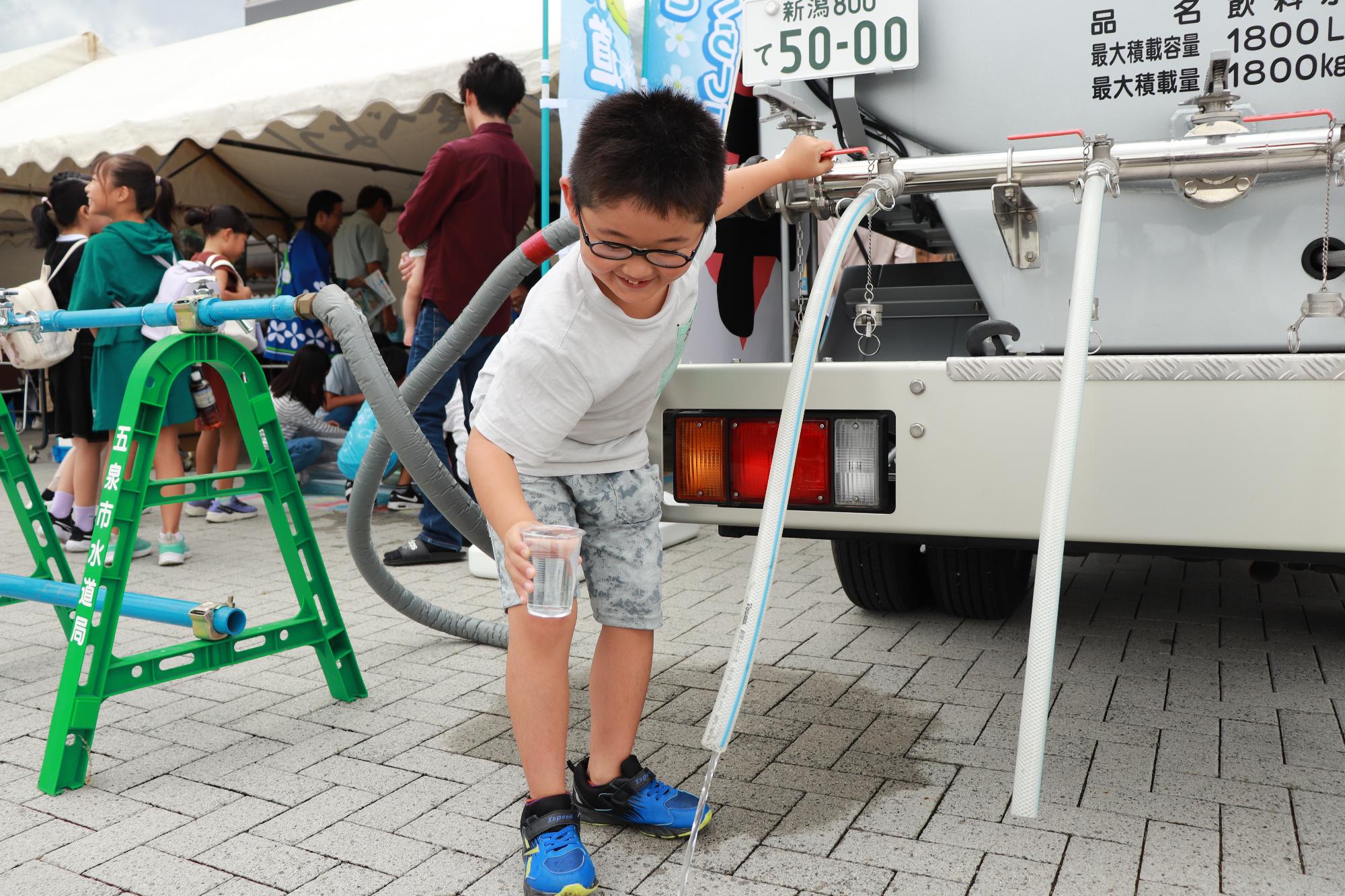 給水車に興味津々の子どもたち