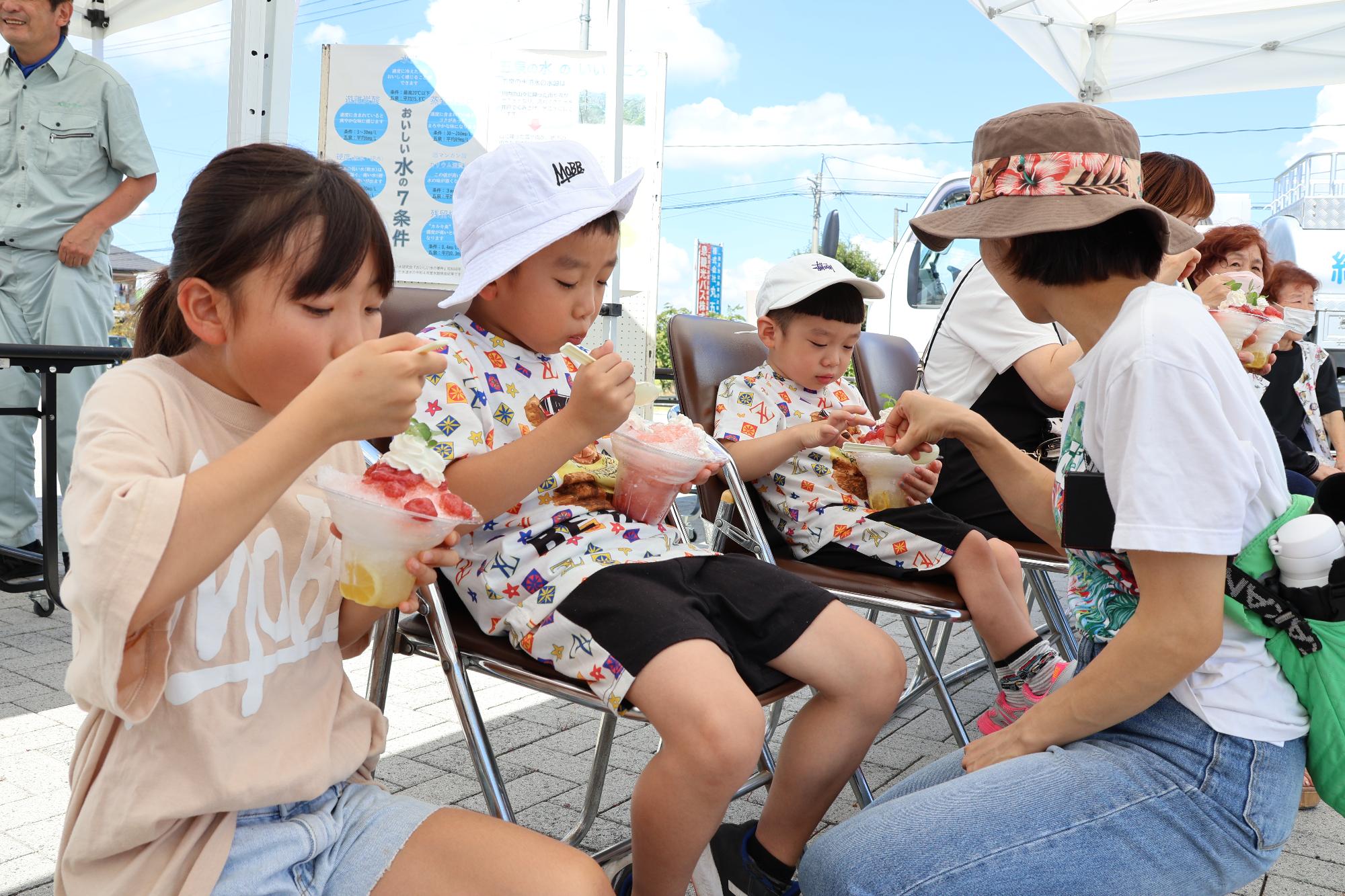 かき氷をほおばる子供たち