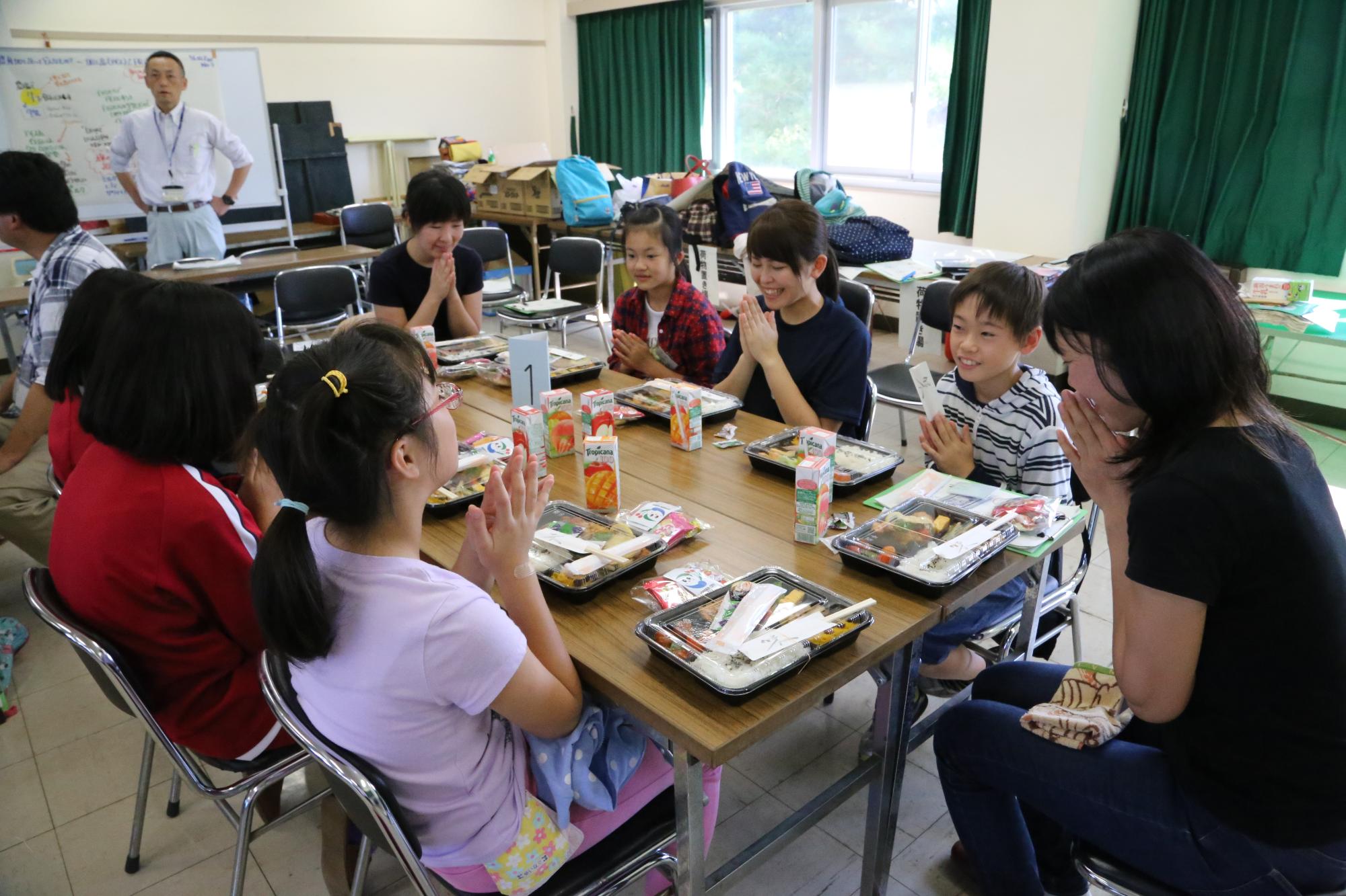 昼食の様子