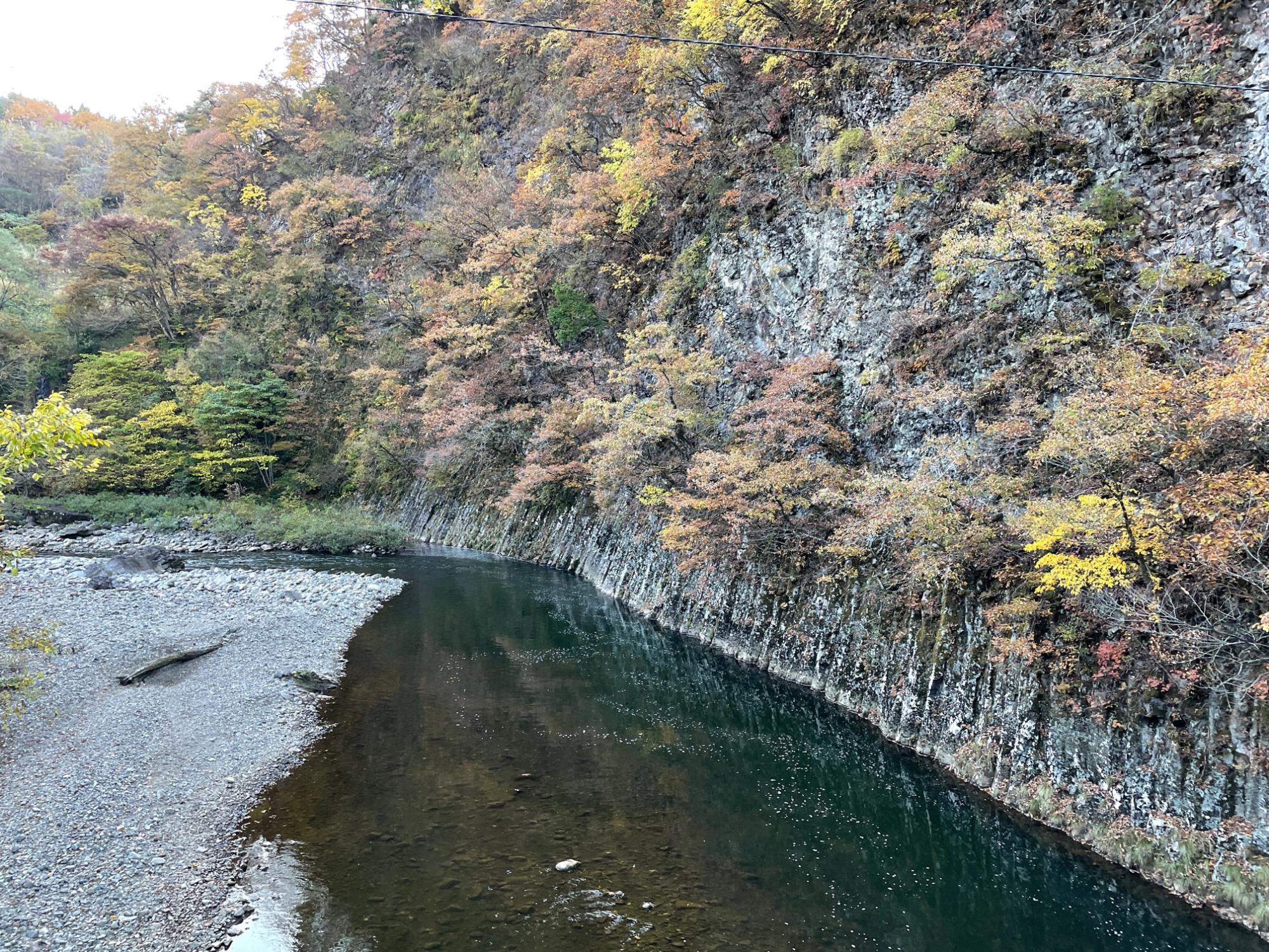 衣岩の紅葉写真